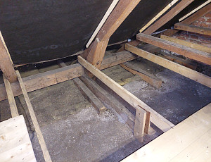 Zateplení stropu rodinného domu pomocí foukané izolace